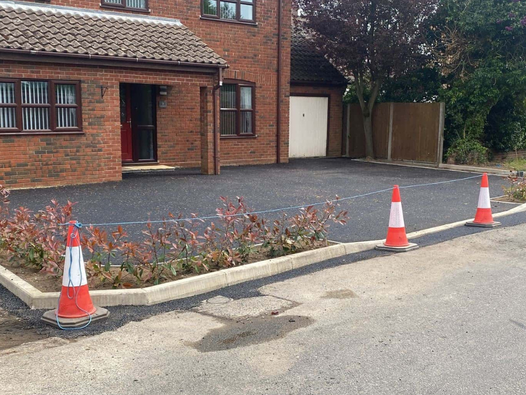 This is a newly installed tarmac driveway just installed by Linton Driveway Installations